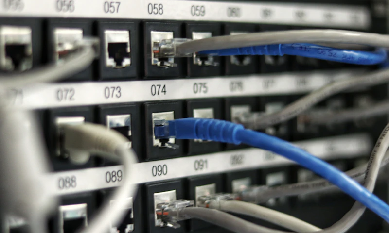 Fiber optic network router for stable trading connection