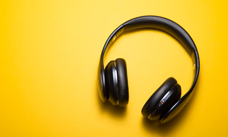 Noise isolation headset for focused market sessions